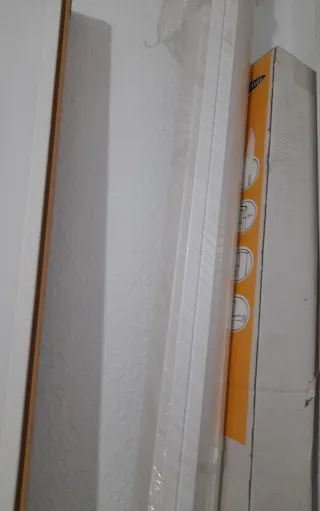 Puerta blanca con manilla negra