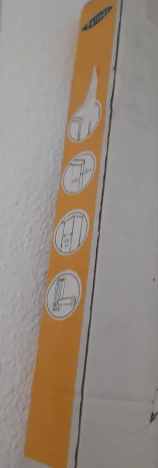 Puerta blanca con manilla negra