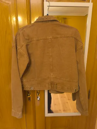 Cazadora vaquera con tachuelas,color rojo oxido