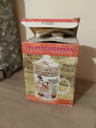 Taza de porcelana con infusor y tapa