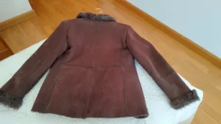 Chaquetón mujer marrón con pelo. Abriga mucho.