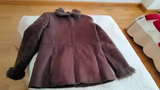 Chaquetón mujer marrón con pelo. Abriga mucho.