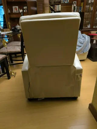 Sillón reclinable de masaje eléctrico Polipiel.