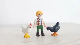 Niño con gallinas de Playmobil