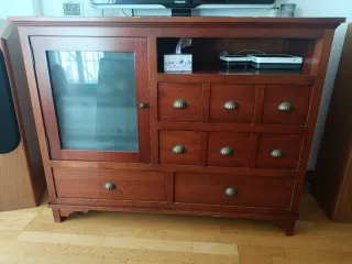 Mueble madera con puerta cristal
