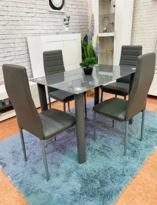 Mesa de cristal con 4 sillas blancas