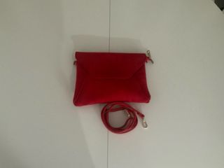 Bolso rojo con correa