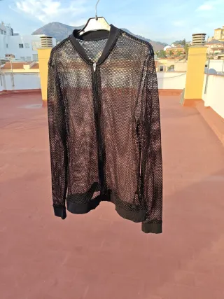 Chaqueta negra de rejilla