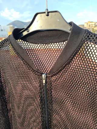 Chaqueta negra de rejilla