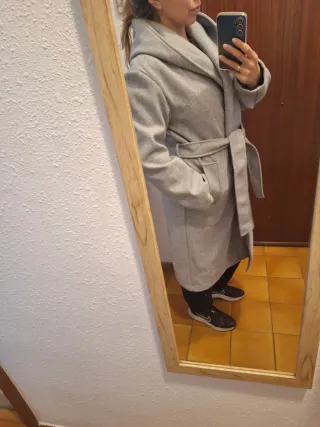 Abrigo gris con capucha talla M Stradivarius