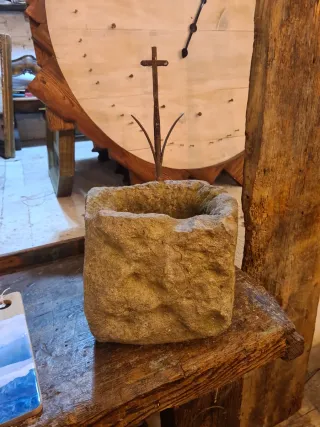 Pila de piedra rústica