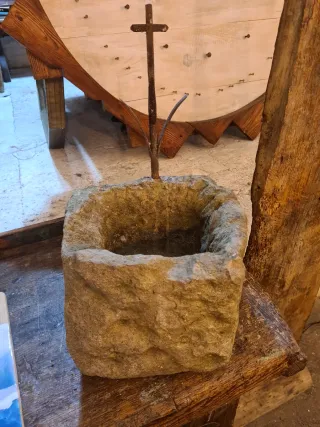 Pila de piedra rústica