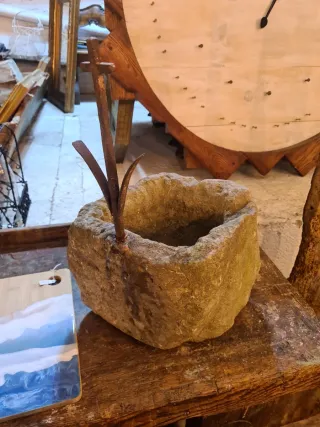 Pila de piedra rústica