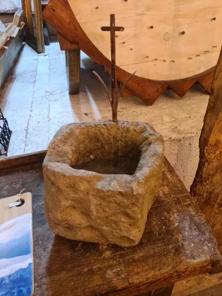 Pila de piedra rústica