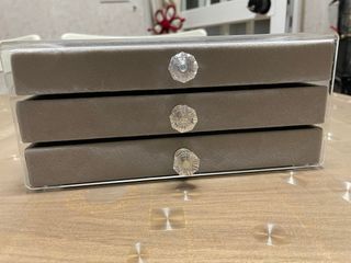 Joyero de 3 cajones y 4 anillos ajustables.