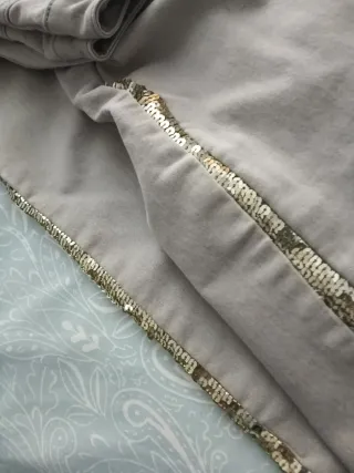 Pantalones vaqueros beige con detalles dorados