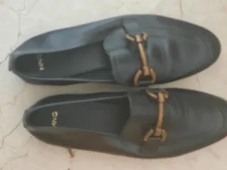 Mocasines Mango Negros con Hebilla Dorada