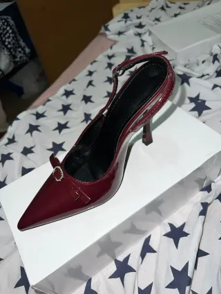 Sandalias rojas de tacón con lazo