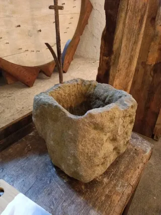 Pila de piedra antigua