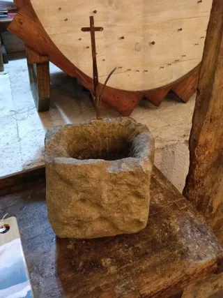 Pila de piedra antigua