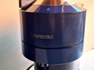 Cafetera Nespresso Vertuo Next + Contenedor