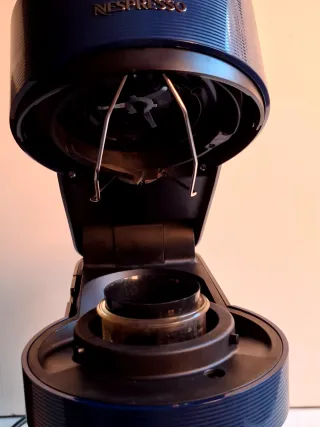 Cafetera Nespresso Vertuo Next + Contenedor