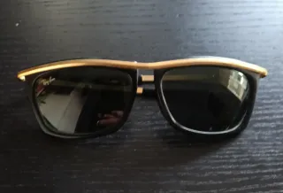 Gafas de sol Ray-Ban negras y doradas