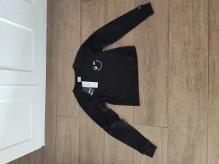 Camiseta negra manga larga con estampado