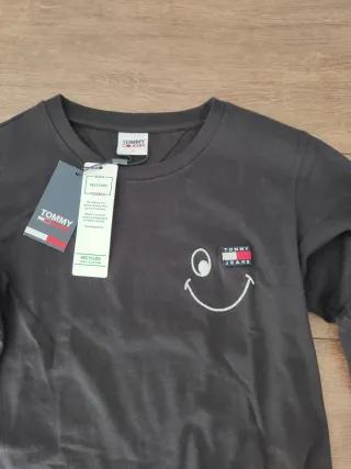 Camiseta negra manga larga con estampado