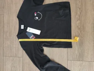 Camiseta negra manga larga con estampado