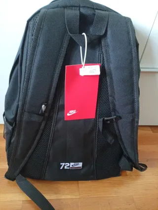 Mochila Nike Negra con Logo Blanco Grande