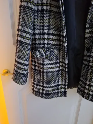 Abrigo Naf Naf cuadros con cuello pelo