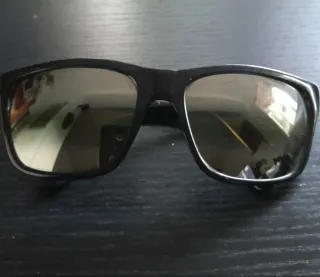 Gafas de sol negras y grises