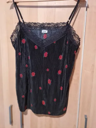 Top lencero negro con rosas rojas