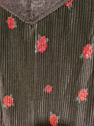 Top lencero negro con rosas rojas