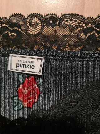 Top lencero negro con rosas rojas