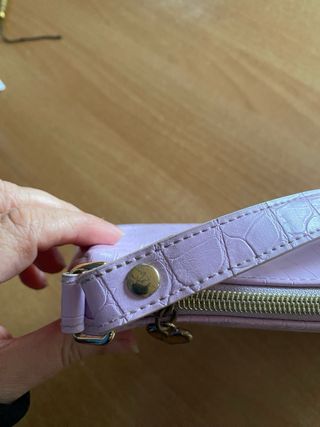 Bolso de hombro lila efecto piel cocodrilo