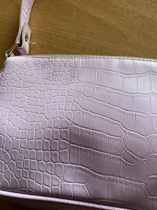 Bolso de hombro lila efecto piel cocodrilo