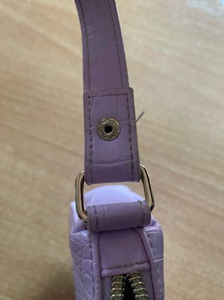 Bolso de hombro lila efecto piel cocodrilo