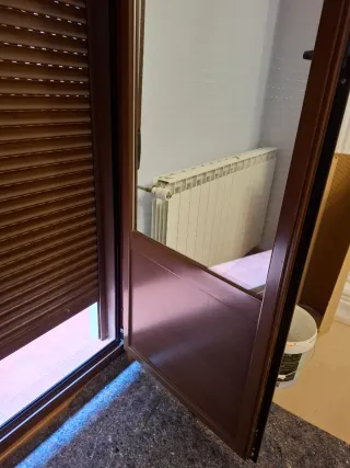 Ventanas balconeras color nogal.