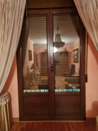 Ventanas balconeras color nogal.