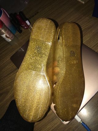 Sandalia bailarina cangrejera dorada brillante