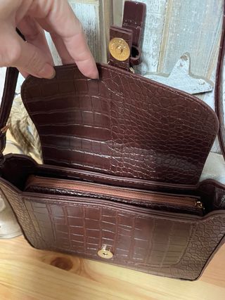 Bolso de hombro marrón efecto piel