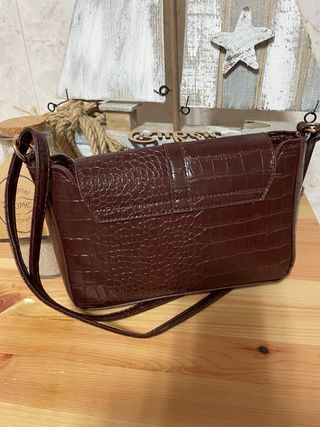 Bolso de hombro marrón efecto piel