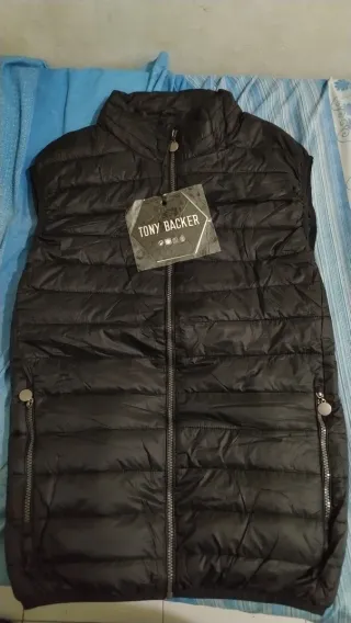 Gilet Tony Backer nero con etichetta