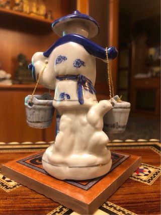 Figurita acquaiolo cinese in porcellana da collezione