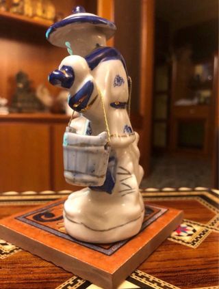 Figurita acquaiolo cinese in porcellana da collezione
