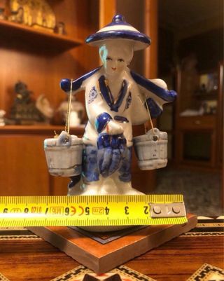 Figurita acquaiolo cinese in porcellana da collezione