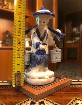 Figurita acquaiolo cinese in porcellana da collezione