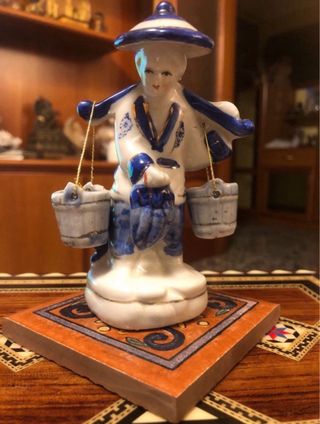 Figurita acquaiolo cinese in porcellana da collezione